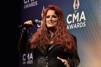 wynonna judd performance reactions | wardrobe function | besetzung von vampire diaries