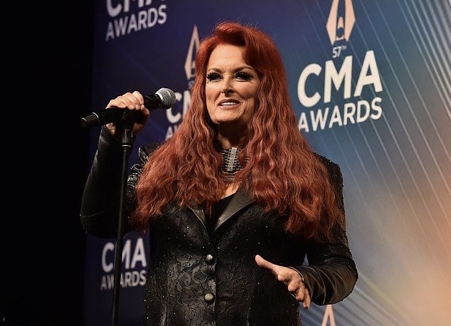 wynonna judd performance reactions | wardrobe function | besetzung von vampire diaries